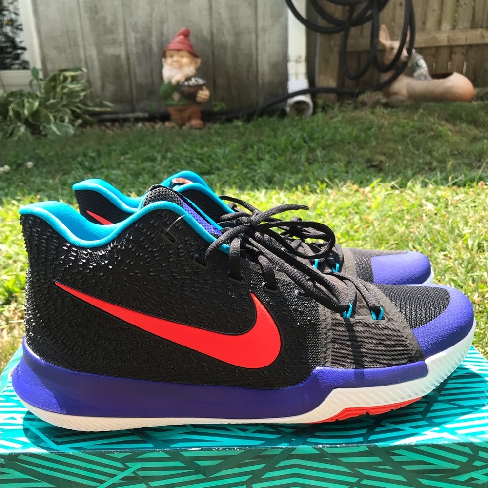 Nike Kyrie 3
Kyrie 3 Basketball Shoe size 13
